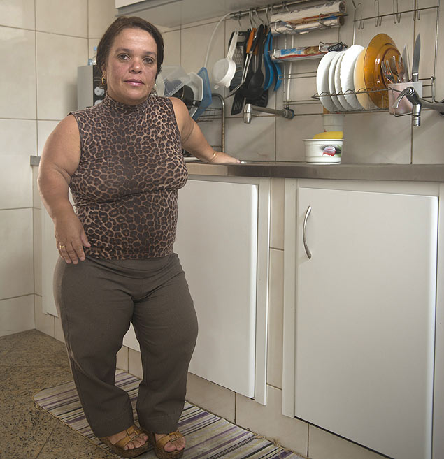 A advogada Knia na cozinha adaptada de seu apartamento no Rio
