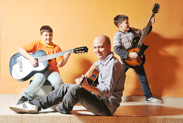 Gmeos, Felipe (esq.) e Victor, 8, aprenderam a gostar de rock com o pai, Etelvino 