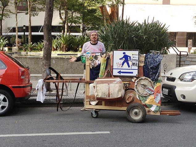 Msico Danilo Tomic transporta carroa-piano pela cidade para comemorar aniversrio do poeta Paulo Leminski