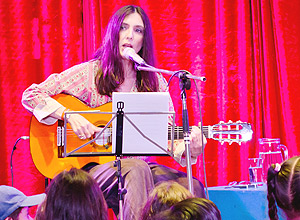 Adriana Calcanhotto canta para crianças com o nome artístico Adriana Partimpim.