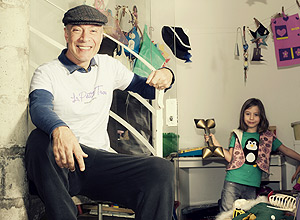 Edgard Scandurra, fundador do grupo infantil Pequeno Cidado, com sua filha Stella.
