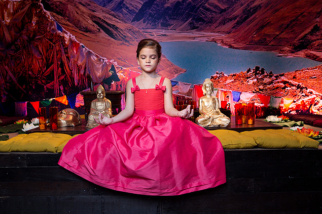Mel Maia, 9, faz pose de meditao na festa da novela "Joia Rara".