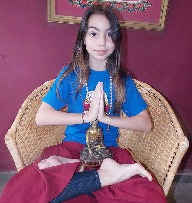 Carolina da Costa frequenta um centro budista desde os três anos de idade.
