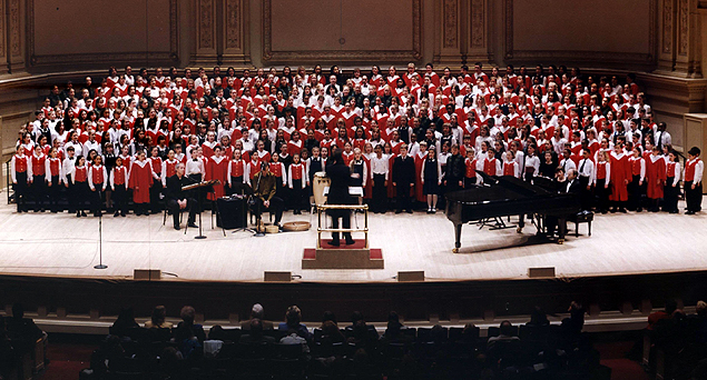 coral da Arci (Associação de Regentes de Corais Infantis) em apresentação no Carnegie Hall, em Nova York 