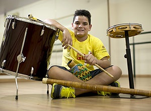 Gabriel Villela, 12, toca percussão há seis meses
