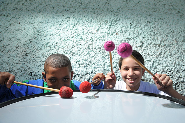 Joo Pedro, 12, e Emily Siqueira, 11, so surdos e participam de uma banda em So Paulo