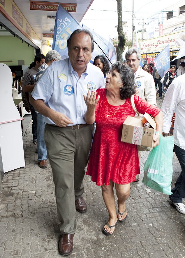 O vice-governador do Rio de Janeiro, Luiz Fernando de Souza, o Pezâo, em caminhada no município de Itaguaí