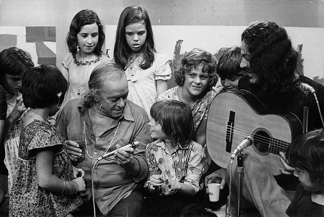 O poeta Vinicius de Moraes com cantor e compositor Toquinho e crianas, em 1973 