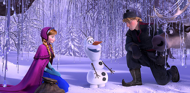 Anna (esq.), o boneco de neve Olaf e Kristoff em cena de "Frozen"