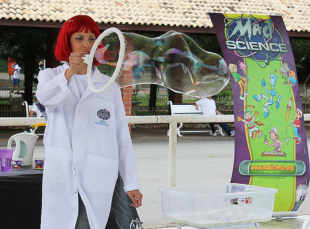 Cientista do Mad Science faz experimento que envolve participante da plateia em uma bolha de sabão gigante
