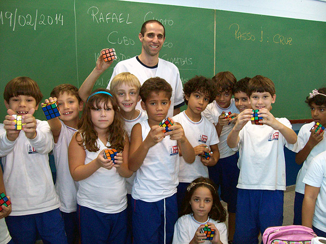 Rafael Cinotto e alunos colgio Joana D'arc