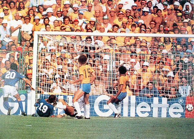 O jogador italiano Rossi marca seu terceiro gol contra o Brasil na Copa do Mundo de 1982