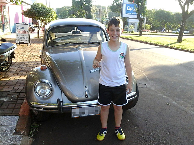 O garoto Thiago Morales Berce, que comprou seu primeiro carro aos 10 anos de idade