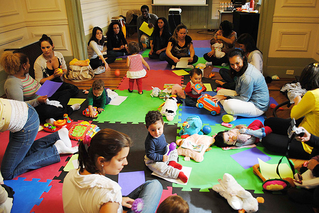 Pais e filhos interagem em evento para bebs na Casa das Rosas