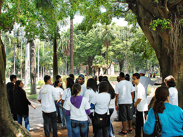 Estudantes participam de expedio em parque de So Paulo