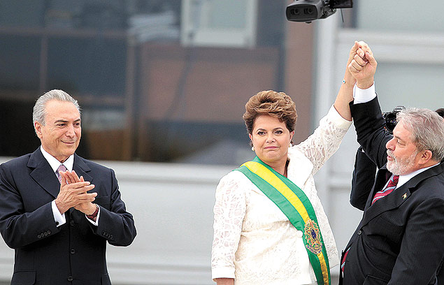 ORG XMIT: AGEN1101011802543095 BRASLIA, DF. 01.01.2010. POSSE/DILMA ROUSSEFF - A presidente do Brasil, Dilma Rousseff, recebe a faixa presidencial de Luiz Incio Lula da Silva durante sua posse no Palcio do Planalto. (Foto: Jorge Arajo/Folhapress) ORG XMIT: AGEN1101120320434518