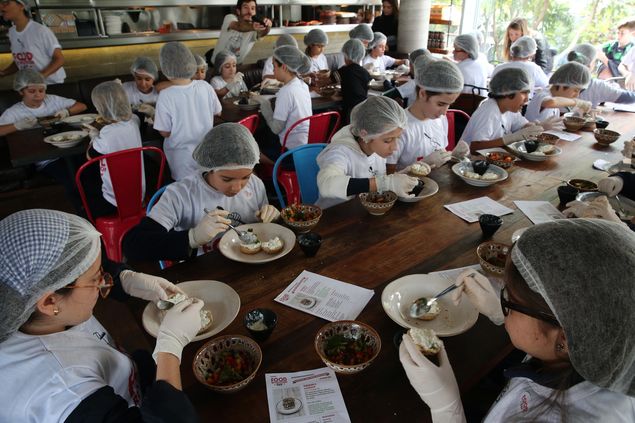 Cerca de 30 crianas foram ao restaurante de Jamie Oliver, em So Paulo, participar da campanha do chef