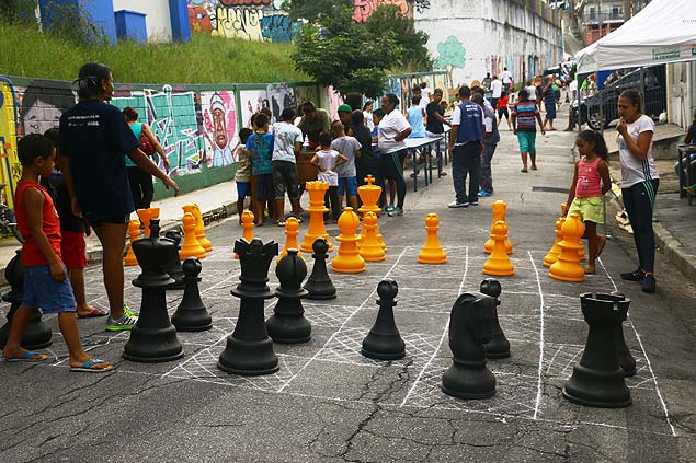 Evento com futebol de boto e xadrez gigante vai fechar rua em SP