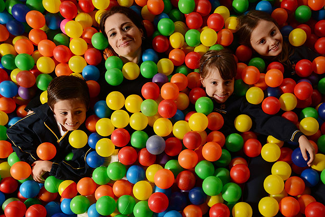Flvia Andrade entre os filhos Manuel, 8, Maria Fernanda, 5, e Rodrigo, 4 