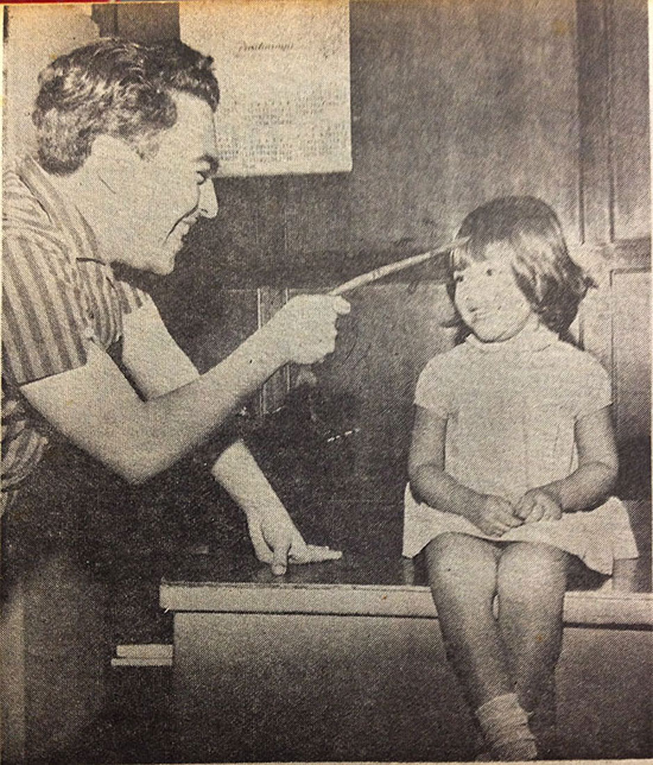 Mauricio de Sousa e sua filha Mônica, com três anos, na Redação da 'Folhinha', em 1964