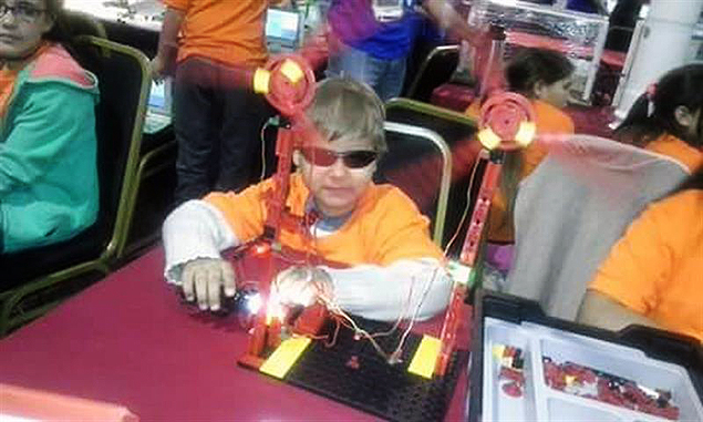 Johan Pauluk, 10, que é cego e aprendeu a construir robôs em aulas especiais da escola