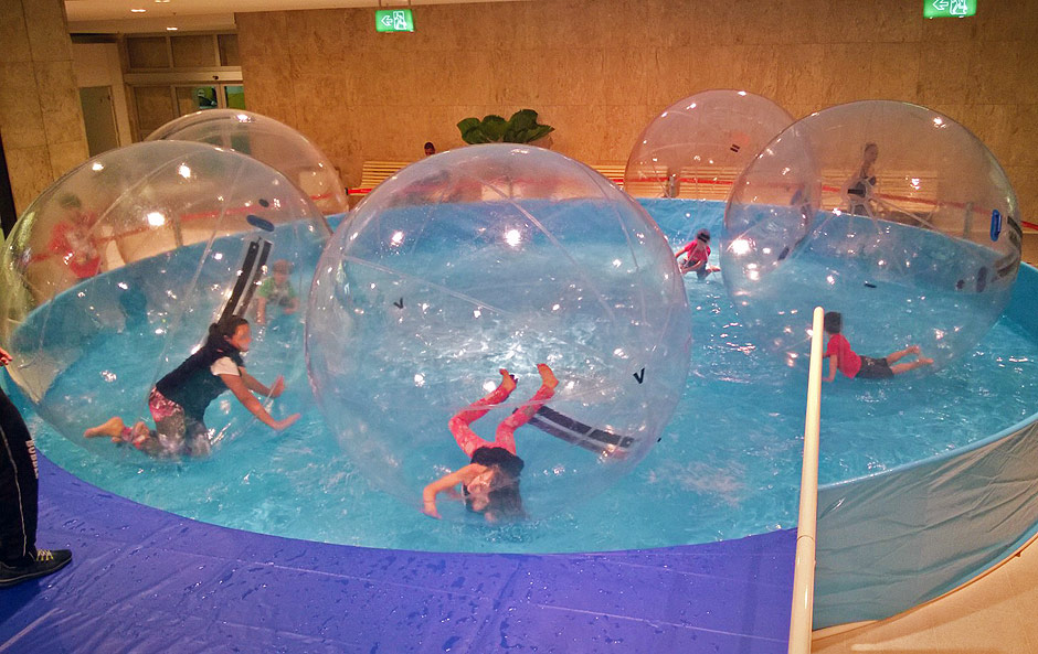 Crazy Bubble permite s crianas brincarem dentro de bolha gigante no meio da piscina