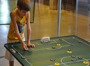 Museu do Futebol tem jogo de boto e oficinas para crianas com deficincia