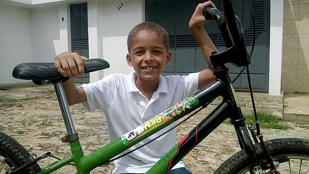 Luiz Fernando Rodrigues, 7, com sua bicicleta 