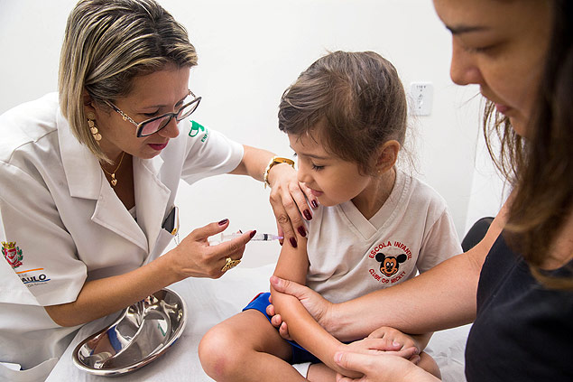 Criana  vacinada em campanha em So Paulo; fim de sarampo no exclui vacinao contra a doena