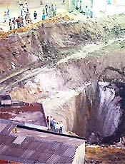 Imagem area mostra cratera aberta no desabamento nas obras do metr