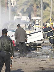 Policiais checam local da exploso de um carro-bomba em Bagd