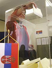 Mulher coloca voto em urna para eleies parlamentares srvias