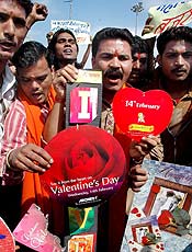 Ativistas de partido hindu protestam contra Dia dos Namorados
