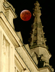 Eclipse lunar visto de Londres,<br> na Inglaterra, no sbado