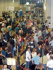 Passageiros lotam aeroportos em Braslia; greve de controladores de vo prejudicam as atividades da aviao civil no pas