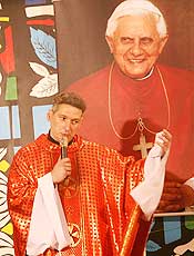 Padre Marcelo no pde se aproximar do papa Bento 16 