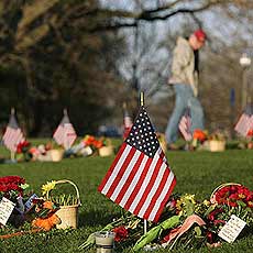 Bandeiras e flores so deixadas em campus em memorial em homenagem a vtimas<BR>