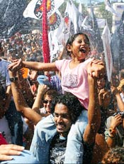 Milhares de pessoas participam das festas do 1 de Maio em SP