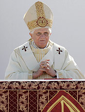 Papa Bento 16 celebra missa de canonizao de frei Galvo em SP