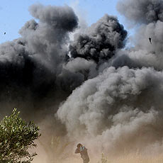 Garoto palestino corre aps mssil israelense atingir base do hamas na faixa de Gaza
