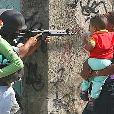 Soldado da Fora Nacional de Segurana em ocupao no complexo do Alemo, no Rio