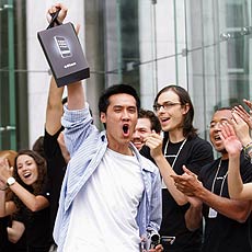 Primeiros compradores comemoraram a aquisio do iPhone em NY na sexta-feira (29)