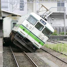 Trem em Kashiwazaki sai dos trilhos antes de partir devido a tremor de terra no Japão