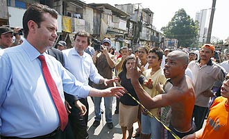 Gilberto Kassab é vaiado ao visitar favela atingida por incêndio em SP; moradores cobraram moradias