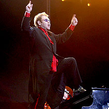 Cantor Elton John se apresenta no Brasil em janeiro de 2009; TV Globo transmitirá show
