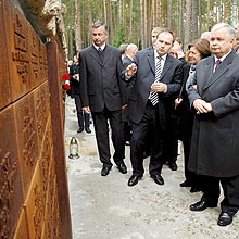 Lech Kaczynski (d) e sua esposa Maria (2d), em 2007, junto ao 
monumento em memória das vítimas do massacre de Katyn.