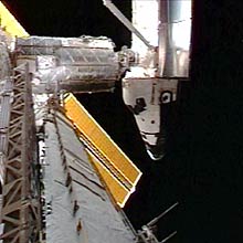 Discovery acoplada à estação espacial internacional, a prioridade para os últimos dias da missão é consertar o painel solar
