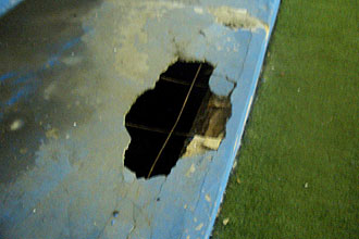 Foto de relatório do Sinaenco mostra buraco em parte da arquibancada do estádio da Fonte Nova