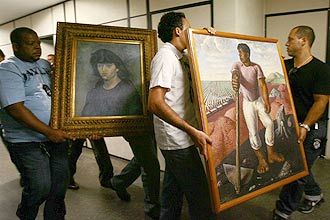 "O Retrato de Suzanne Bloch", de Picasso, e "O Lavrador de Caf", de Portinari, furtados do Masp e recuperados pela polcia.