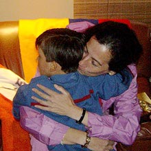 Clara Rojas abraa o filho Emmanuel, 3, depois de quase trs anos separados.
